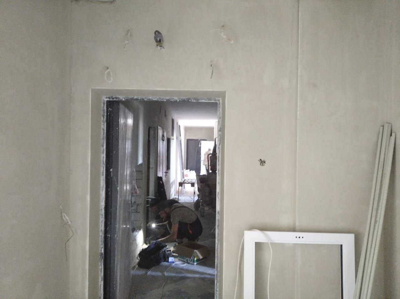 В пострадавшем при взрыве бытового газа доме по улице Тухачевского, 30/8 полностью завершили восстановление бетонных конструкций, плит перекрытия между 17 и 18 этажами, стен и фасада здания. В пострадавших квартирах установили окна, восстановили перегородки и электропроводку. Специалисты восстановили слаботочные сети пожарной сигнализации на 18 этаже, дымоход, вентканалы и проверили их работоспособность. После проведенных демонтажных работ приступили к монтажу нового лифтового оборудования. На сегодняшний день подача газа возобновлена во всех квартирах, кроме той, где произошло ЧП. Полностью завершить восстановительные работы планируем уже на следующей неделе.