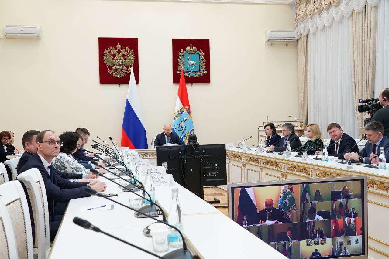 В Самарской области утвердили новые показатели средней рыночной стоимости 1 кв. м общей площади жилья   Рост по населённым пунктам составил от 20 до 26 процентов. Так, в Самаре квадратный метр теперь стоит 120 тыс. рублей, в Тольятти 107 тыс., в Сызрани 97 тыс. Решение было принято на заседании правительства региона. Его провел первый вице-губернатор Самарской области - председатель кабмина Михаил Смирнов.   Ранее действующая стоимость была заниженной, осложняла приобретение жилья для сирот и переселенцев из ветхого фонда. Вновь утвержденные показатели, по оценке Минстроя, соответствуют рыночным.  SOVAINFO   Прислать новость Больше новостей - на sovainfo.ru