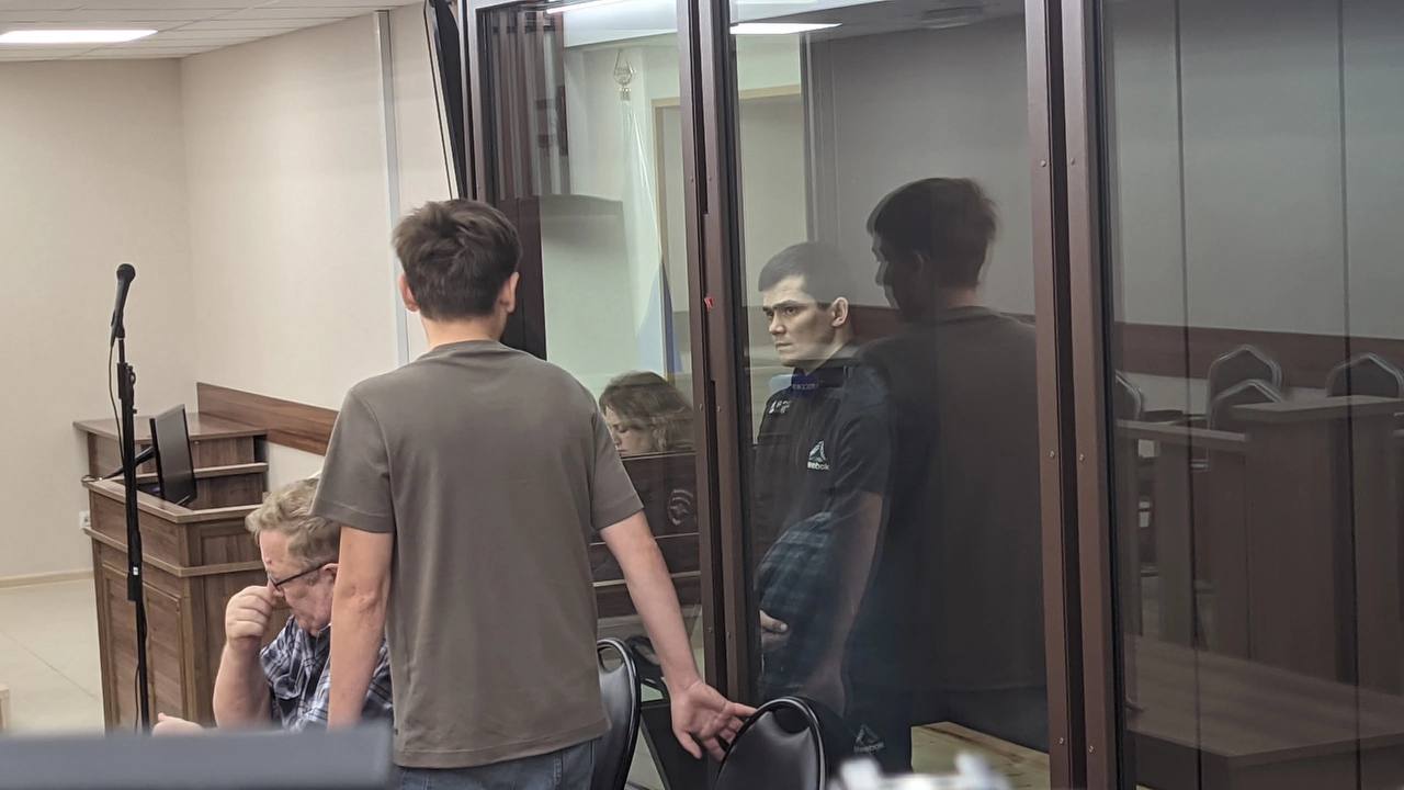 14 лет колонии за попытку теракта в Новосибирске 21 июля 2025 года 2-й Восточный окружной военный суд приговорил Баходуржона Ахмадалиева к 14 годам лишения свободы и штрафу 50 000 рублей за попытку совершения террористического акта в Новосибирске. Первые 3 года он проведёт в тюрьме, остальной срок — в колонии строгого режима. Ахмадалиев признан виновным в незаконном хранении взрывного устройства и подготовке теракта ч.1 ст. 222.1 и ч.1 ст.30, ч.1 ст.205 УК РФ . По данным следствия, он планировал взрыв на почве религиозной ненависти, чтобы дестабилизировать обстановку и запугать население. 23 марта 2024 года в его такси сотрудники ФСБ обнаружили самодельное взрывное устройство, доставленное в общественное место в Железнодорожном районе Новосибирска. Также у него нашли экстремистскую литературу. Следствие также установило, что Ахмадалиев приобрёл билеты для участников теракта в «Крокус Сити Холле» 22 марта 2024 года. Приговор пока не вступил в силу — защита намерена его обжаловать. Заседание проходило в закрытом режиме. Прислать новость
