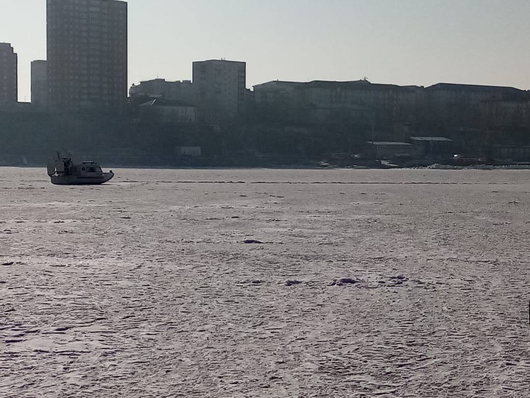 Во Владивостоке проходят  рейды по безопасности на льду.    В пятницу такие мероприятия прошли в районе станции Океанской и на острове Русский в районе озера на Ахлестышева, а сегодня в бухте Фёдорова.    В них приняли участие специалисты администрации Владивостока, ГИМС и Владивостокской городской поисково-спасательной службы.   В ходе рейда любителям зимней рыбалки раздали памятки и напомнили, что выезд на лёд запрещен в течение всего зимнего периода.    Напомним, запрет выхода на лед в открытой части Амурского залива и в бухтах северо-восточного побережья Уссурийского залива действует во Владивостоке до 27 февраля.  #ВыходНаЛед