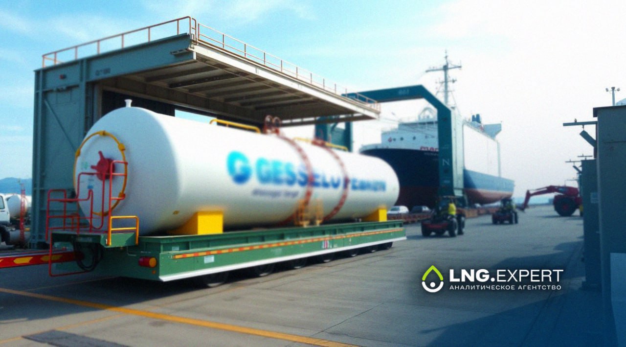 Стартовали поставки СПГ для новой электростанции на Курильских островах Газпром гелий сервис отгрузил первую партию сжиженного природного газа СПГ для энергопроекта Россети Мобильные ГТЭС по развитию электроснабжения Курильских островов в Сахалинской области сообщается на сайте компании СПГ произведенный на малотоннажном комплексе сжижения природного газа в Приморском крае будет доставлен на остров Шикотан для тестирования оборудования первой в России двутопливной Малокурильской газодизельной электростанции мощностью 5 3 МВт На первом этапе сжиженный природный газ позволит провести испытание газодизельного генератора мощностью 1 1 МВт Логистическая цепочка включает морскую транспортировку топлива в отечественных контейнерах цистернах силами Россети Мобильные ГТЭС от комплекса СПГ Газпром гелий сервис в Приморском крае до острова Шикотан где будет выполнен прием хранение и регазификация ресурса на российском оборудовании указано в сообщении Газпром гелий сервис ООО Газпром гелий сервис уполномоченная компания ПАО Газпром специализирующаяся на реализации проектов с применением криогенных технологий   Больше новостей и информации на нашем сайте LNGexpert АналитическоеАгентство Россия Газ СПГ РоссетиМобильныеГТЭС ГазпромГелийСервис КурильскиеОстрова