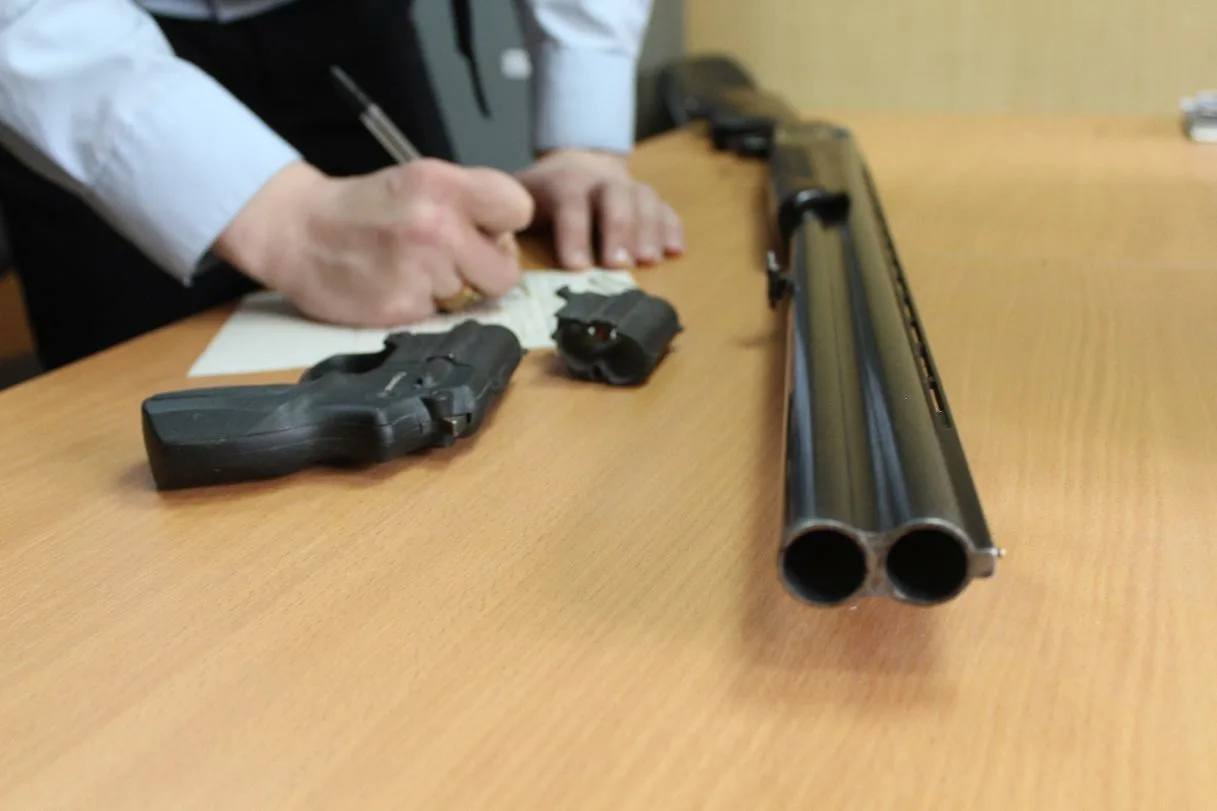 Жители Кубани могут получить деньги за сдачу незаконного оружия. Кубанцы, которые добровольно сдали в полицию хранящиеся оружие, боеприпасы и взрывные устройства, могут получить деньги. В прошлом году такие граждане получили 1 350 тыс. рублей. Взамен они сдали: четыре единицы гладкоствольного огнестрельного оружия, одно спортивное и одно охотничье нарезное оружие, 130 боеприпасов артиллерийские снаряды, мины, гранаты , 2988 патронов. Ежегодно в Краснодарском крае на реализацию этой госпрограммы выделяют из казны региона 1,5 млн рублей. Незаконно хранящееся вооружение можно сдать в любом отделе полиции региона. Сумма вознаграждения не ограничивается и зависит от вида сданного предмета. Кубанские Новости