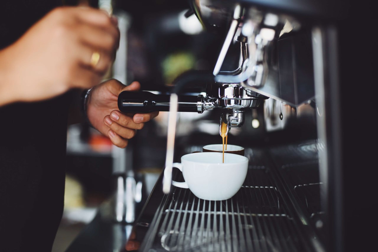 От Шабутдинова к франчайзинговой империи: что ждет сеть Coffee Like после смены владельцев? Алексей Чижов экс-глава франчайзи Rostic’s/KFC возглавил Coffee Like — сеть с 1,1 тыс. точек и выручкой ₽5,8 млрд 2023 ; +26% выручки в 2024 году до ₽376 млн , но прибыль выросла лишь на 4% — нужна оптимизация; Новые владельцы Invellect планируют кратный рост, возможно — выход на международные рынки. Coffee Like — лидер по количеству точек, но не по прибыльности: теперь ставка на операционную эффективность и стандартизацию процессов Сергей Румянцев, One Price Coffee Основатель под арестом, новые владельцы у руля, экс-менеджер KFC за штурвалом — так начинаются либо истории успеха, либо громкие банкротства.