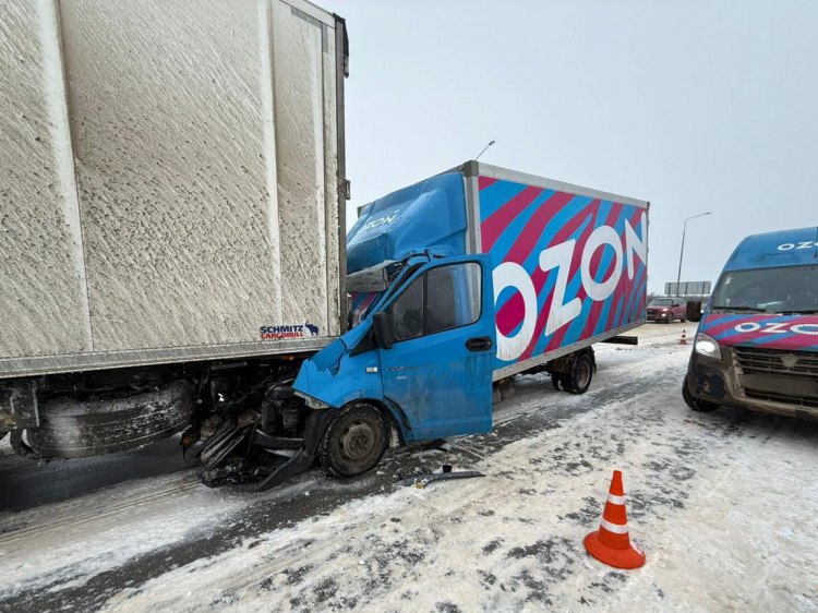 На московской трассе под Волгоградом фургон маркетплейса догнал фуру Очередное ДТП произошло на трассе Р 22 Каспий накануне 14 января около 10 00 часов в Иловлинском районе Как сообщили Волжский ру в пресс службе ГУ МВД по региону на 915 км федеральной трассы столкнулись автомобили ГАЗ и Foton в составе полуприцепа Schmitz По предварительным данным водитель доставки ОЗОН не выдержал безопасную дистанцию на заснеженной дороге до следовавшей перед ним фуры В результате аварии водитель ГАЗа получил травмы Подробнее на Волжский ру   www volzsky ru index php wx 16 wx2 82583 ВолжскийРу волжский vlz