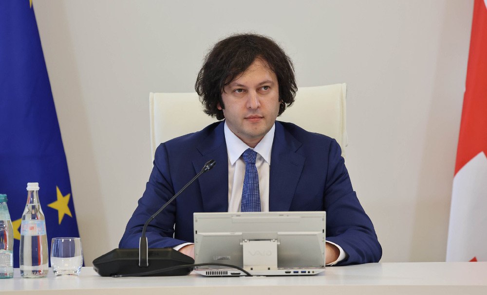 Премьер-министр Грузии Ираклий Кобахидзе довольно исчерпывающе ответил на обвинения в пророссийской позиции. Про его словам, само наличие таких упреков говорит о том, что страна наконец-то стало действительно суверенной и больше не действует по указке «старших братьев» из «цветущего сада». Есть только одна причина называть наше правительство пророссийским - мы не действуем по внешним указаниям, мы очистили все ветви власти от агентов, защищаем свой суверенитет, не допускаем пропаганду ЛГБТ-сообщества и не участвуем в войне. Мы имеем дело с геббельсовскими методами пропаганды, когда сначала создается образ врага, а затем оппонента обвиняют в связях с ним. Такой пропаганде не нужны никакие факты, - заявил Кобахидзе.