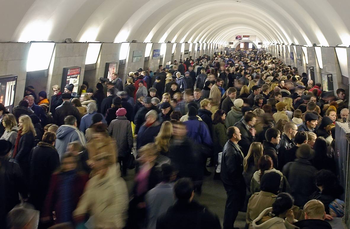 Петербургский метрополитен наймёт группы быстрого реагирования за 1 5 млрд рублей Подрядчик должен обеспечить работу мобильных групп которые будут выезжать на вызовы в течение 15 минут в любое время суток Сотрудников планируют оснастить регистраторами спецсредствами и защитным оборудованием С ноября 2025 по ноябрь 2027 года группы будут контролировать безопасность на 146 объектах метрополитена задерживать нарушителей реагировать на инциденты и проверять подозрительные предметы Приём заявок на участие в тендере продлится до 11 сентября GradSPb Места СПб TodaySPb Новости СПб