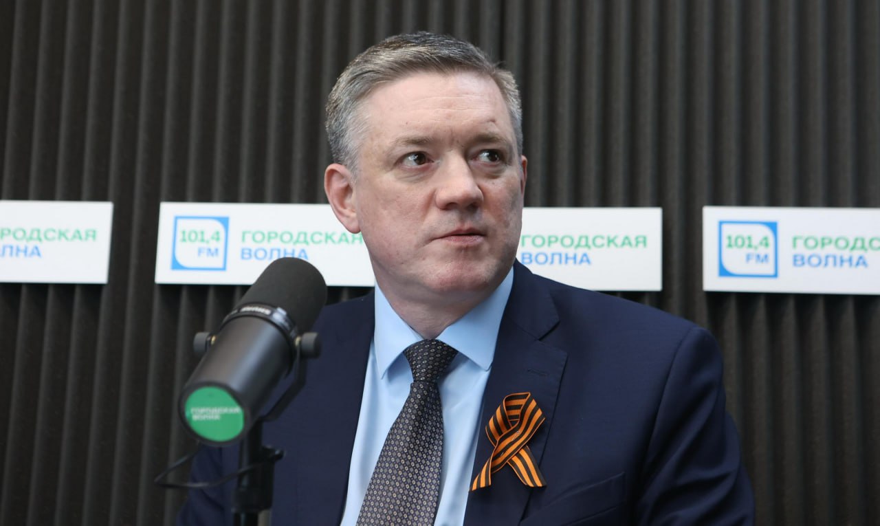 Советский район лишился главы  Глава администрации Советского района Новосибирска покидает свой пост. Как подтвердили в мэрии, среда, 23 июля, стала последним рабочим днём Дмитрия Оленникова в этой должности.  Занял её он в ноябре 2015 года. В муниципальных структурах работает с 2004-го. В том числе руководил главным управлением благоустройства и озеленения мэрии, выполнял обязанности заместителя руководителей в администрациях Заельцовского и Советского районов.  Кто займёт освободившееся место, пока неизвестно.  В прошлом году главы сменились в Центральном округе, Дзержинском и Октябрьском районах Новосибирска.