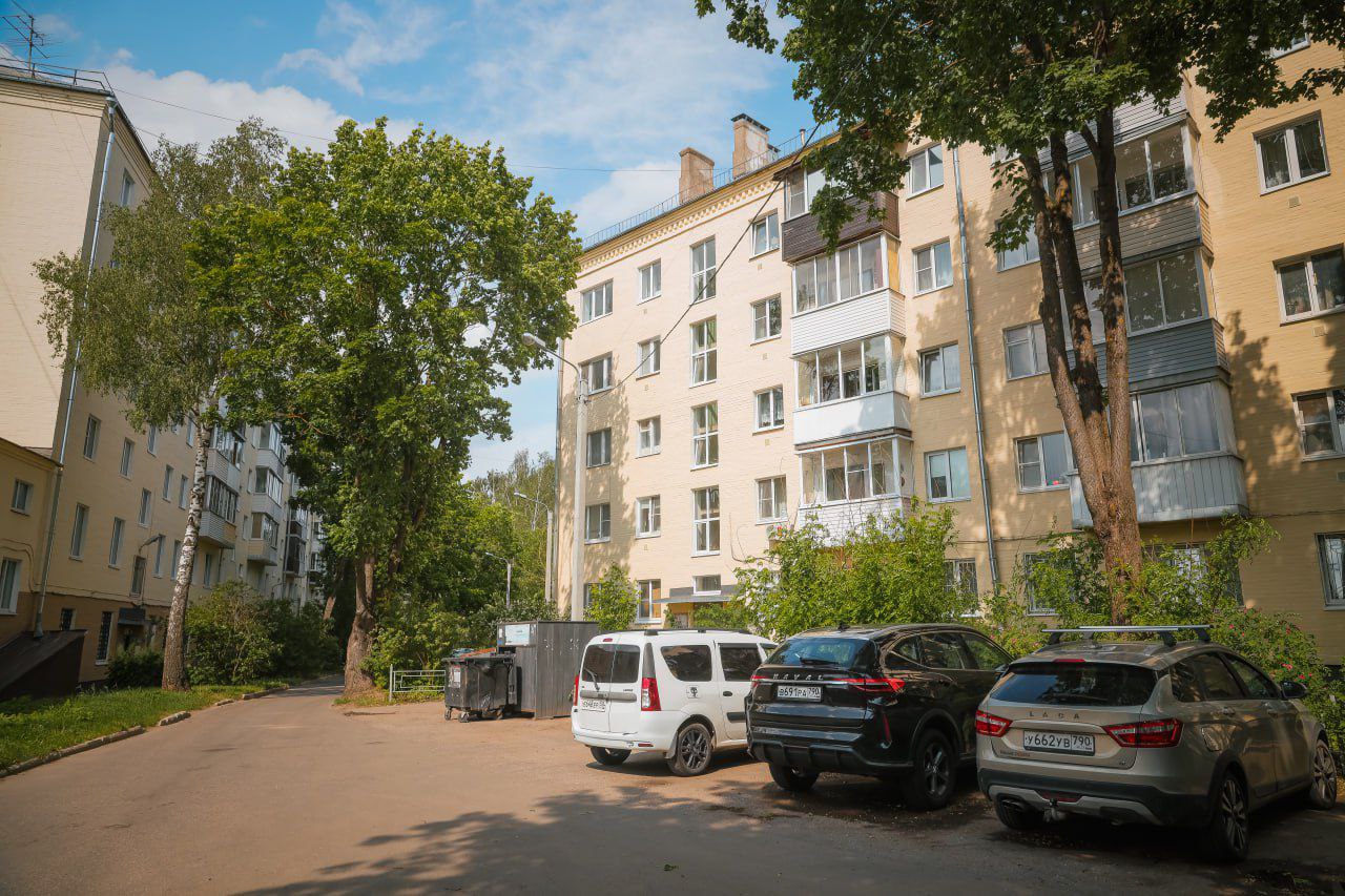 В домах № 3 и № 4а на бульваре Кузнецова, несмотря на то, что здесь должен идти капитальный ремонт, не видно ни одного рабочего. Депутаты Московской областной Думы и представители администрации округа встретились с представителями подрядчика и активистами домов, чтобы в очередной раз обсудить положение дел. «Подрядчик приступил к ремонту в 2023 году. К настоящему моменту сделано только отопление. Ни инженерные коммуникации горячее и холодное водоснабжение, канализация — не сделано ничего, работы замерли, и рабочие практически не появляются», — говорит старшая по дому № 3 на бульваре Кузнецова Лариса Грушко. В доме выполнено приблизительно 70% от запланированных работ. Не завершена модернизация электрических сетей, и новые коммуникации не подключены к центральному холодному и горячему водоснабжению и канализации. Не приведены в первоначальный вид продухи в подвале. Похожая картина наблюдается и в доме № 4а. Работы в домах выполняет «Инфрастройинтекс». Основным заказчиком работ — Фондом капитального ремонта Подмосковья — было принято решение в дальнейшем контракт с этой компанией не продлевать. «На протяжении полугода на работу компании «Инфрастройинтекс» поступают постоянные нарекания от жителей.л Несмотря на неоднократные предупреждения, нерадивая компания регулярно срывала сроки работ, и было принято решение разорвать контракт. Но сделать это можно будет только после того, как все работы будут завершены с соответствующим качеством», — сообщил Олег Гаджиев, депутат Московской областной Думы, член фракции партии «Единая Россия». Как отметил Александр Афанасьев, начальник управления мониторинга и контроля в жилищной сфере, по условиям контракта, качество выполняемых работ оценивают жители. Все недоделки, на которые всё ещё жалуются жильцы, должны быть устранены.