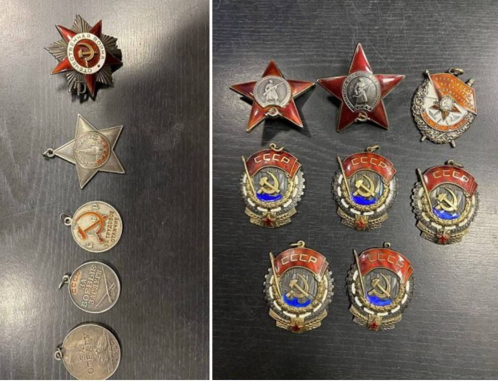 Ордена и медали СССР нелегально переправляли из Петербурга в Китай  Житель Санкт-Петербурга пытался переправить в Китай посылки с орденами и медалями. При проведении контроля сотрудники Пулковской таможни выявили содержимое посылок и изъяли. Об этом сообщает Северо-Западная транспортная прокуратура.  Выяснилось, что в феврале-марте 2022 года 46-летний житель Петербурга решил заработать на продаже орденов и медалей, в том числе и времен Великой Отечественной войны. Он оформил посылки в Китай. Но на таможне их не пропустили. Против гражданина возбудили уголовное дело по статье 226 УК РФ - контрабанда культурных ценностей в крупном размере. Стоимость наград составила более 100 тысяч рублей.  Состоялся суд. Теперь гражданину придется выплатить штраф в размере 350 тысяч рублей.