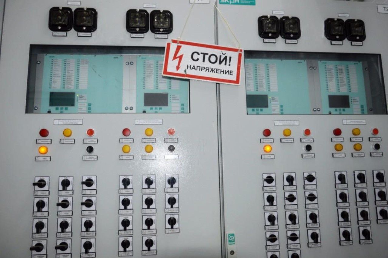 Первая Речка Владивостока осталась без света второй день подряд    Повторное отключение электроэнергии затронуло около 40 адресов: детсады №67 и №248, колледж технологий, корпуса медуниверситета, кассы ж/д станции и жилые дома на Океанском проспекте, Амурской и Острякова.    Аварийные бригады работают над восстановлением, ориентировочное время завершения — 13:20. Прокуратура проводит проверку действий ответственных за эксплуатацию сетей после вчерашней массовой аварии.