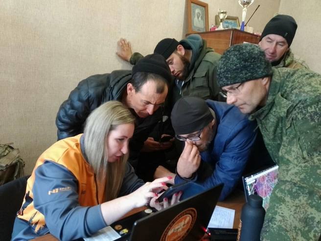 В Омской области свернут штаб по поиску пропавшей 11-классницы   Активная и масштабная работа служб и волонтеров по поиску 18-летней Милены Акентьевой из села Камышино-Курское Муромцевского района Омской области прекращена.   За две недели были отработаны сотни километров зеленого массива, опрошены все друзья, знакомые и родственники. Ее искали с воздуха, группами и служебными собаками.   Сейчас отряд ЛизаАлерт свернул штаб на месте. Хотя поиск не остановлен, далее отряд будут поддерживать информационно и удаленно службы и волонтеров по их запросу.   Напомним, что девушка пропала ранним утром 18 мая около деревни Камышино-Воронежское Муромцевского района.  В селе надеются, что все-таки девочка жива, обращение к Милене было размещено и в соцсетях, по одной из версий она может из-за шумихи сознательно не выходить на связь.   К сожалению, судьба девушки до сих пор неизвестна.