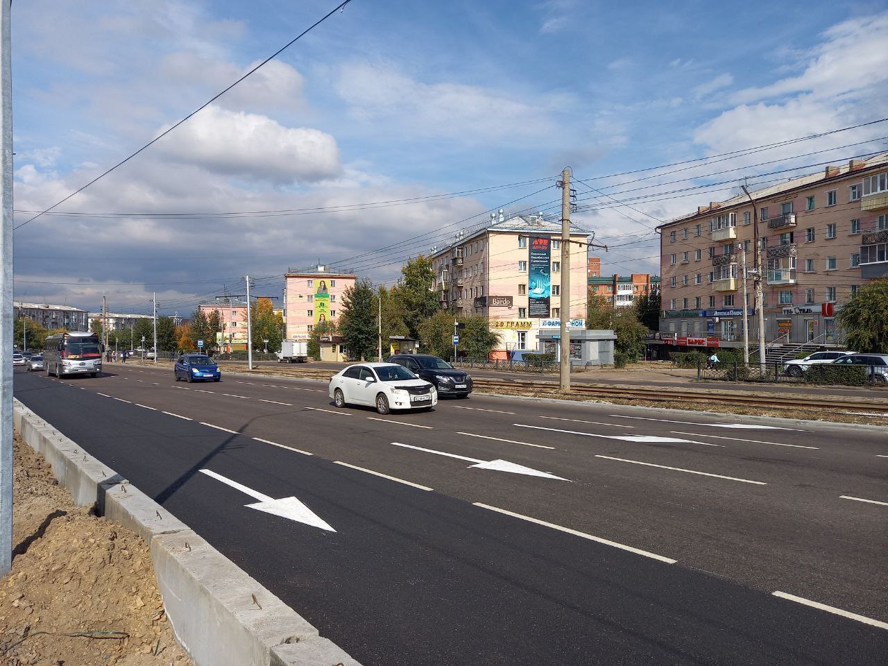 Обновят разметку на улице Бабушкина в Улан-Удэ  Поменяется движение по полосам по дороге из сотых микрорайонов в центр и на улицу Терешковой. Теперь ехать в центр можно будет по двум полосам и так же по двум – в сторону улицы Терешковой, сообщили в мэрии.  - Новая разметка, которую мы нанесли после первого этапа ремонта дороги, вызвала сложности у горожан. Три полосы были обустроены с перспективой расширения дороги в сторону центра, которое будет уже в следующем году. Во избежание путаницы среди водителей, мы решили временно изменить разметку на этом участке, - говорится в сообщении.  Обновленная схема заработает через несколько дней, когда установят знаки движения по полосам и нанесут разметку.