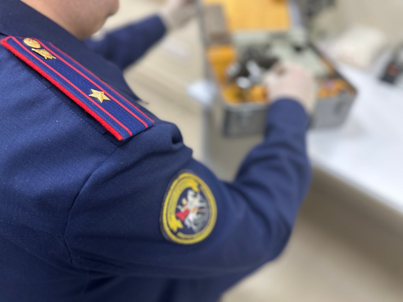 В Новочеркасске мужчина осужден за убийство сожительницы Собранные следственным отделом по городу Новочеркасск следственного управления Следственного комитета Российской Федерации по Ростовской области доказательства признаны судом достаточными для вынесения приговора в отношении 52-летнего местного жителя. Он признан виновным в совершении преступления, предусмотренного ч. 1 ст. 105 УК РФ убийство . Следствием и судом установлено, что в январе 2025 года мужчина, находясь по месту жительства в г. Новочеркасске, в ходе конфликта на почве ревности, нанес своей 52-летней сожительнице множественные удары руками и ногами в область груди, головы и конечностей. От полученных телесных повреждений потерпевшая скончалась. Спустя несколько дней фигурант сообщил в правоохранительные органы о совершенном убийстве. По ходатайству следователя в отношении него избрана мера пресечения в виде заключения под стражу. Приговором суда ему назначено наказание в виде лишения свободы сроком на 8 лет с отбыванием наказания в исправительной колонии строгого режима. Приговор в законную силу не вступил.