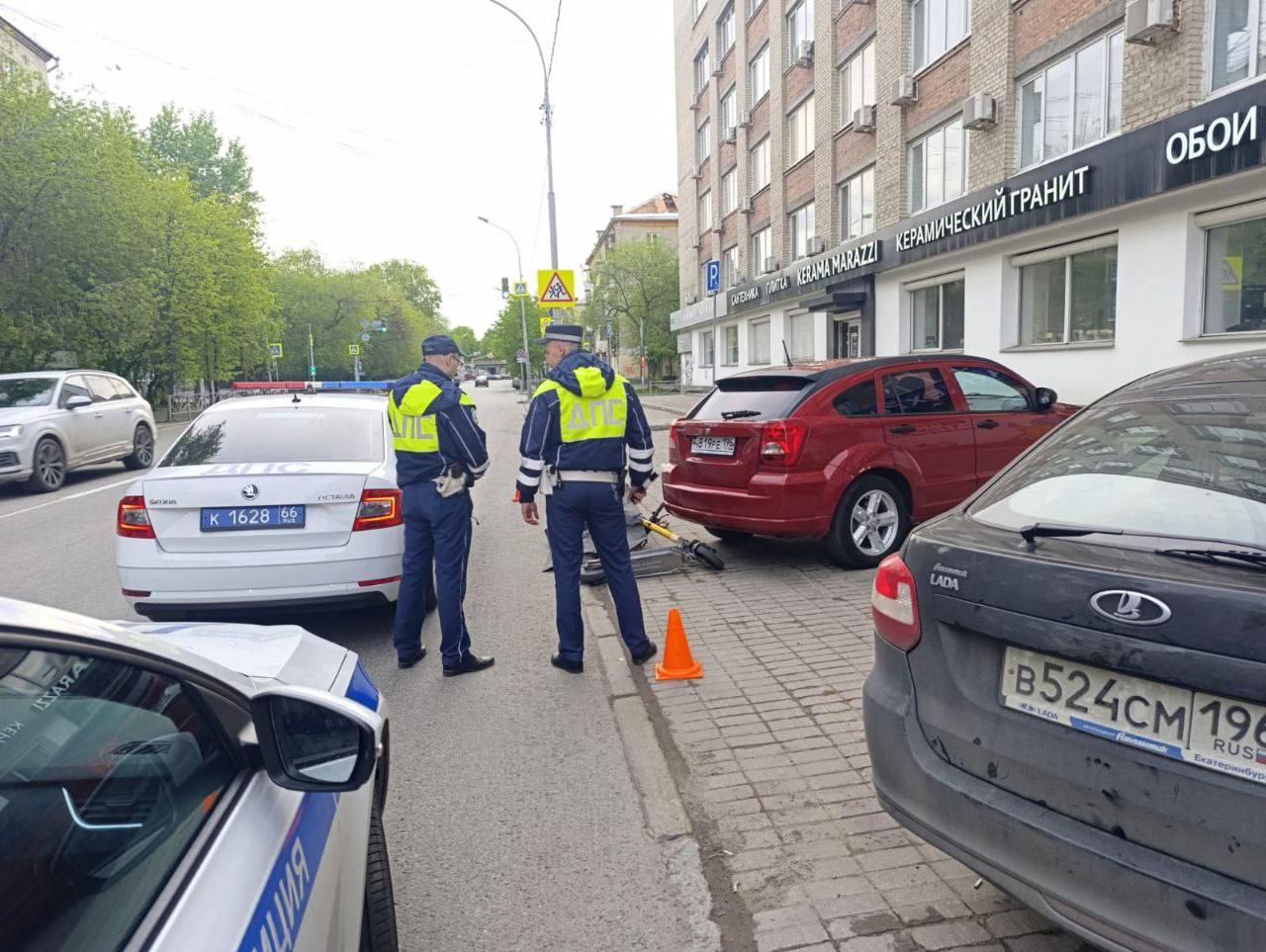Еще одна смертельная авария произошла сегодня утром в Екатеринбурге По предварительным данным, 36-летний самокатчик не справился с управлением и влетел в припаркованный автомобиль Dodge на улице Первомайской. Самокатчик из поселка Патруши Сысертского района погиб на месте. ГИБДД
