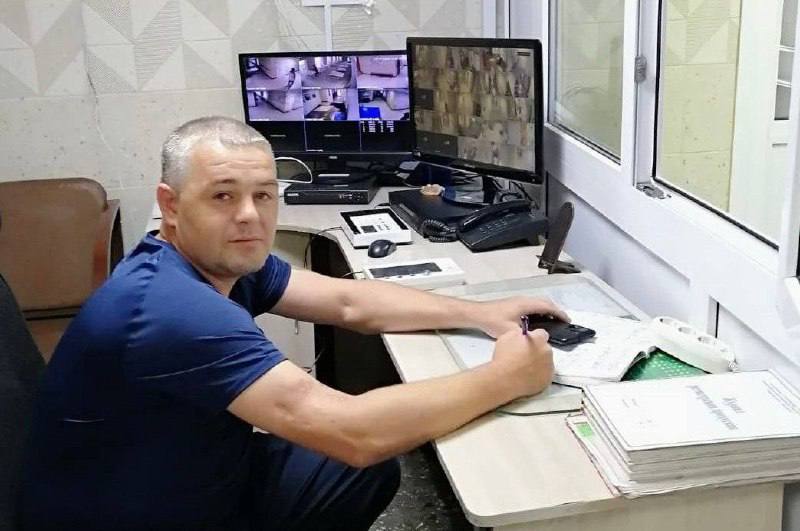 От фронта к вахте: кадровый центр помог ветерану СВО вернуться к работе Вячеславу Александровичу Лакисову 40 лет. Он — участник специальной военной операции. После ранения вернулся домой в Тару. В июне за поддержкой обратился в кадровый центр Тарского района. В процессе поиска нашлась вакансия в Тарском доме-интернате, где Вячеслав работал ранее. С 1 июля Вячеслав Александрович официально приступил к работе. Кадровый центр Омской области оказывает поддержку участникам СВО и их семьям. С начала года в кадровый центр обратились более 220 участников СВО и членов их семей, из них 120 уже трудоустроены. Вопрос трудоустройства и адаптации к мирной жизни участников СВО и членов их семей находится на контроле губернатора Омской области Виталия Хоценко.