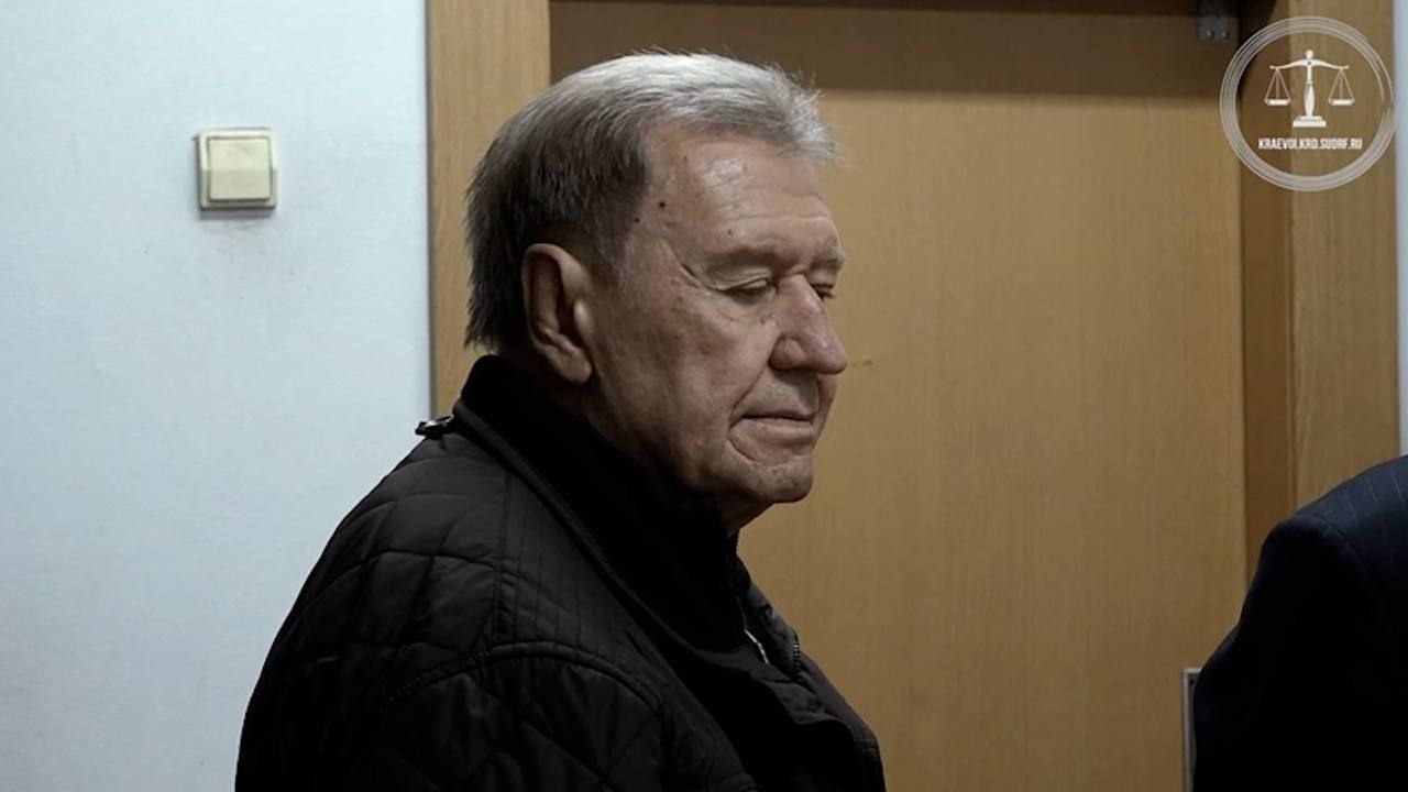 Суд в Краснодаре признал бывшего судью из Адыгеи виновным в совершении ДТП повлекшем смерть ребенка Днем 22 июля 2023 года бывший судья Анатолий Горголин управляя принадлежащим ему автомобилем Mercedes Benz ML 350 CDI на большой скорости сбил ребенка Мальчик погиб В суде Горголин признал вину заявив что плохо помнит обстоятельства произошедшего Суд назначил Горголину наказание в виде лишения свободы на срок 3 года 4 месяца в колонии поселении куда он проследует под конвоем Судом также в пользу потерпевших в качестве компенсации морального вреда с осужденного взыскано 10 миллионов рублей Видео момента происшествия в нашем канале МАХ   max ru krasnodarkray1