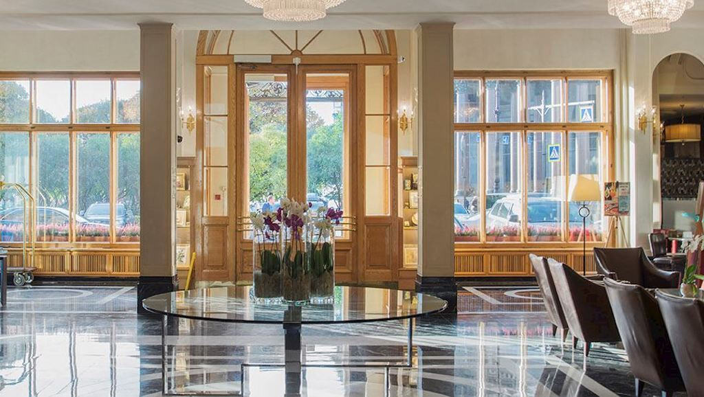 Проживание в отелях Петербурга за год подорожало на 11 В январе декабре 2025 г по сравнению с аналогичным периодом 2024 г средняя стоимость размещения ADR в отелях Санкт Петербурга выросла на 11 1 до 8436 руб следует из данных Hotel Advisors Выборка включает отели категорий три четыре и пять звезд За аналогичный период 2023 2024 гг средняя стоимость размещения также увеличилась на 11 1 до 7593 руб Если рассматривать динамику 2024 2025 гг в разрезе конкретных сегментов отелей то гостиницы три звезды и четыре звезды показали увеличение среднего тарифа размещения на 10 8 и на 10 1 соответственно Стоимость пятерок за тот же период увеличилась меньше на 7 5 По мнению экспертов в 2026 г по сравнению с 2025 г загрузка петербургских отелей снизится еще на 0 9 п п а стоимость размещения увеличится на 8 3 то есть продолжит расти но уже более низкими темпами чем в 2025 г   Подробнее в материале на нашем сайте angleterrehotel ru Telegram Max