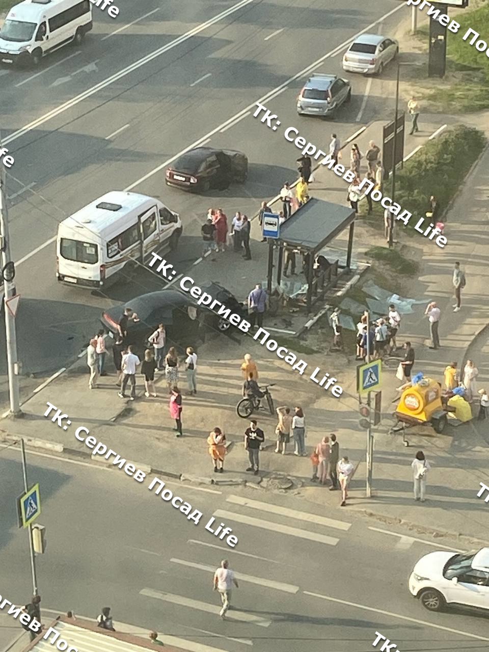 В Сергиевом Посаде автомобиль влетел в автобусную остановку По предварительным данным, «Лада Приора» столкнулась со спорткаром «Додж», одна из машин отлетела в остановку. В местных сообществах пишут, что есть пострадавшие. Уточняем информацию.