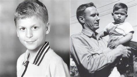 24 февраля 1955 года Родился Стив Джобс В этот день 71 год назад в Сан Франциско появился на свет Стивен Пол Джобс человек чьи идеи и продукты навсегда изменили мир технологий Его биологические родители студенты Университета Висконсина отдали новорождённого на усыновление Мальчика приняли в семью Пол и Клара Джобс назвав его Стивеном Стив рано проявил интерес к электронике и дизайну В 1976 году вместе со Стивом Возняком он основал Apple представив миру Apple I а затем и Apple II один из первых массовых персональных компьютеров Под его руководством компания выпустила такие революционные продукты как Macintosh iPod iPhone и iPad которые не только изменили индустрию но и повлияли на образ жизни миллионов людей Помимо Apple Джобс был основным инвестором и председателем Pixar студии подарившей миру первый полнометражный компьютерный анимационный фильм История игрушек Стив Джобс ушёл из жизни в 2011 году но его наследие продолжает вдохновлять и определять развитие технологий и дизайна по сей день Служба заботы iBig Проверить баллы UDS Самый лучший ремонт