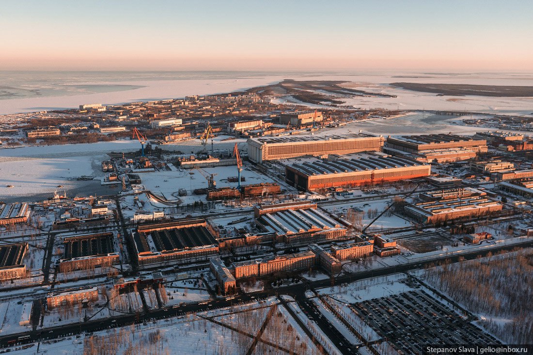 В Архангельске и Северодвинске прошёл проект Школа молодого корабела в котором приняли участие 80 старшеклассников из различных районов Поморья Ребятам провели экскурсии на предприятия мастер классы и занятия в учебных заведениях Школьники познакомились с работой инженеров кораблестроителей технологов и электриков попробовали себя в подводной робототехнике и посетили крупнейшее предприятие судового электромонтажа СПО Арктика Всего в проекте участвовали 32 организации региона включая САФУ и Арктический морской институт Кадровый вопрос в Арктике остаётся на повестке дня Приятно видеть что подобные проекты а также профилированные учебные заведения активно развиваются в Архангельской и в Мурманской областях а также в Ямало Ненецком автономном округе