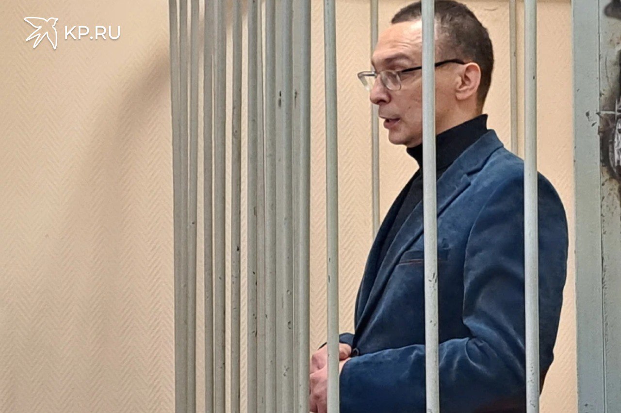 Экс замминистра Воронежской области Александр Кукин останется под домашним арестом Центральный районный суд Воронежа продлил меру пресечения для бывшего заместителя министра региона Александра Кукина Он продолжит отбывать домашний арест как минимум до конца октября Соответствующее решение было вынесено во вторник 30 сентября Это дело также связано с фигурой Евгения Ягодкина основателя базы отдыха Мадагаскар в Семилукском районе которому одновременно продлили срок содержания в СИЗО еще на месяц Напомним Кукин был задержан в феврале текущего года Следствие считает что чиновник действовал в интересах Ягодкина В 2023 году бизнесмен получил из бюджета целевой грант в размере 10 миллионов рублей на благоустройство пляжной зоны своей турбазы расположенной в Семилукском районе По версии обвинения Кукин будучи должностным лицом сознательно не отреагировал на нарушения со стороны предпринимателя который сорвал сроки выполнения работ На данный момент экс чиновнику предъявлено обвинение по ч 3 ст 285 УК РФ Злоупотребление должностными полномочиями повлекшее тяжкие последствия В отношении Евгения Ягодкина возбуждено уголовное дело по статье о мошенничестве