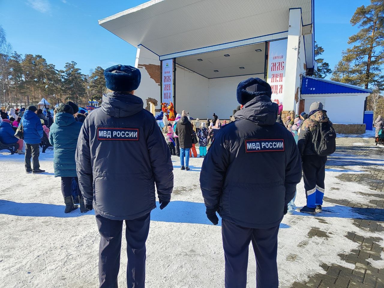 ⏺Полицейские Челябинска обеспечивают охрану порядка при проведении масленичных гуляний в парке культуры и отдыха им. Ю.А. Гагарина   В челябинском парке культуры и отдыха им. Ю.А. Гагарина проходят «проводы зимы». На его главной сцене для горожан и гостей области выступают ведущие коллективы города с яркой концертной программой, а также работает несколько тематических площадок.    Для обеспечения охраны общественного порядка и безопасности граждан задействованы челябинские полицейские и сотрудники других ведомств, содействие им оказывают представители добровольных народных дружин и работники частных охранных предприятий. В свою очередь госавтоинспекторы вблизи массовых гуляний осуществляют распорядительно-регулировочные действия.  Полицейскими принимаются исчерпывающие меры для обеспечения безопасности граждан.     #полиция74 #мвд74 #челябинск #челябинскаяобласть