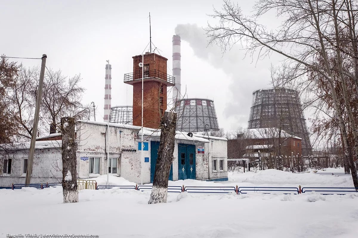 Перевод омских ТЭЦ с угля на газ займёт минимум 3–4 года.  Об этом рассказал гендиректор АО «ТГК-11» Олег Хилько. Главная проблема — отсутствие газопроводов от ГРС к ТЭЦ. Кроме того, существующие трубы не справятся с нужным объёмом газа, придётся строить новую магистраль.   «Газпром» планирует обеспечить поставки газа для ТЭЦ-4 и ТЭЦ-5 только к 2028–2029 годам. Поэтому даже при самом оптимистичном сценарии перевод на газ затянется на несколько лет.  Хилько добавил, что проект потребует серьёзных вложений — примерно 500 миллионов.  Подписаться \ Прислать новость