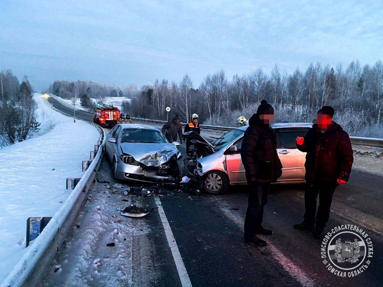 Два человека пострадали в ДТП на трассе Томск-Самусь  Сегодня утром произошло столкновение двух автомобилей в районе н.п. Наумовка. Спасатели провели осмотр места происшествия, извлекли двух пострадавших и передали их сотрудникам скорой медицинской помощи.