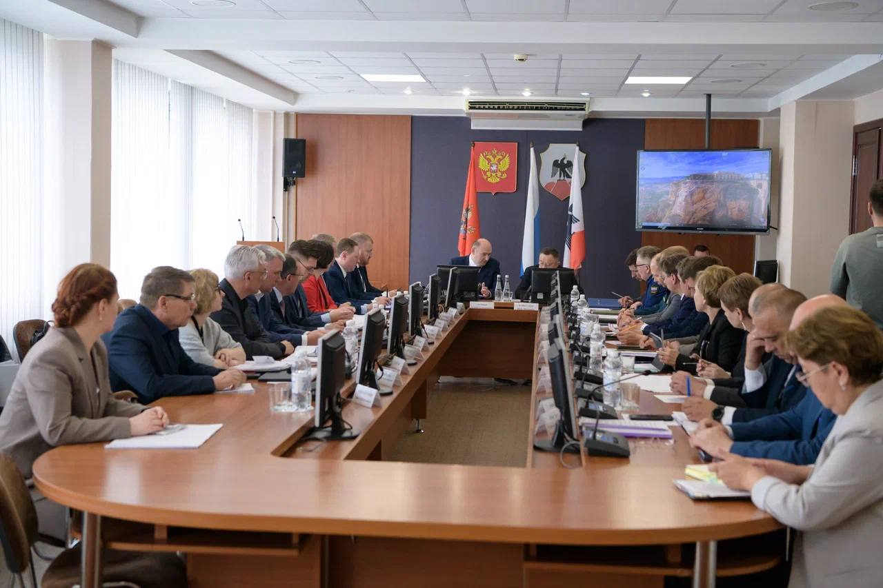 Глава Минстроя России Ирек Файзуллин в рамках рабочей поездки в Оренбургскую область провел совещание по вопросам ликвидации последствий прохождения паводка в 2024 году, а также развития строительной отрасли и ЖКХ в регионе В совещании приняли участие врио губернатора Оренбургской области Евгений Солнцев, представители региональных и муниципальных органов власти, строительных и подрядных организаций. Обсудили строительство жилья, восстановление объектов инфраструктуры и предоставление выплат гражданам. Отдельно рассмотрели вопросы восстановления дамбы в г. Орске, объектов образования, здравоохранения, благоустройства и системы водоснабжения. Министр отметил, что в рамках рабочей поездки совместно с врио губернатора посетил ряд объектов и ознакомился с работой на площадках, где ведется строительство жилья для людей, потрявших жилье в результате ЧС, посмотрели школу, восстановленный парк. "Конечно, работы много, но основные задачи для жителей решены путем выдачи жилищных сертификатов. Самое главное, что людям помогли. Всей команде Оренбургской области слова благодарности за эту работу, которая ведется по поручению и под контролем Президента нашей страны. Сегодня важно завершить всё, что начато, проанализировав и собственный опыт, и практику коллег из других регионов", - Ирек Файзуллин. Глава Минстроя России также поздравил команду и жителей Оренбургской области с 80-летием Победы в ВОВ, отметив значимый вклад региона в Великую Победу. Отдельное внимание Министр уделил вопросам вовлечения жителей и высокой ответственности представителей муниципальных и региональных органов власти в вопросах благоустройства и развития субъектов РФ и населенных пунктов.