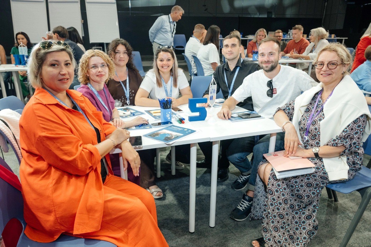 Театр Волкова принял участие в проекте Капитаны культуры Представителем от Первого русского был Алексей Курин заместитель начальника отдела развития В течение двух с половиной месяцев участники совершенствовали свои навыки управления постигали основы работы в команде и развивали культуру взаимопомощи и совместного достижения целей Финалом модуля стала презентация проекта по улучшению работы своей организации Проект для руководителей в сфере культуры искусства и творческих индустрий реализуется Арт кластером Таврида при поддержке Минкультуры России Выпускниками третьего потока стали 126 управленцев из 56 регионов представители музеев театров филармоний творческих вузов и других учреждений МинкультурыРоссии МинистерствоКультурыРФ