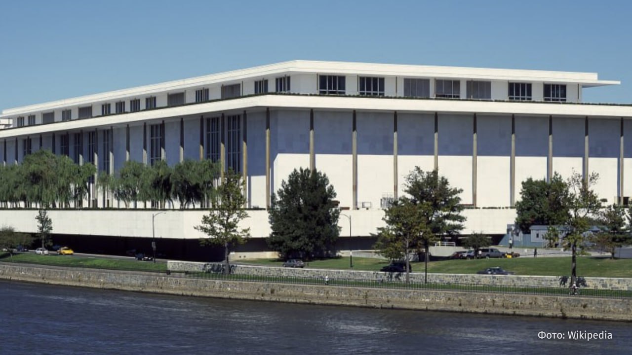 Кеннеди центр будет временно закрыт на строительство заявил Дональд Трамп в соцсети Truth Social Американский лидер пообещал реконструкцию и полное переустройство комплекса По его словам закрытие объекта на два года поможет добиться более быстрых и качественных результатов в строительстве Это важное решение позволит превратить уставший разрушенный центр который на протяжении многих лет находился в плохом финансовом и структурном состоянии в бастион искусства музыки и развлечений мирового класса добавил Трамп  Напомним 18 декабря 2025 года Центр исполнительских искусств имени Джона Кеннеди неофициально переименовали в Трамп Кеннеди центр по требованию президента США Вывеска на здании уже сменилась но юридически процесс не завершен IZ RU в Telegram в MAX