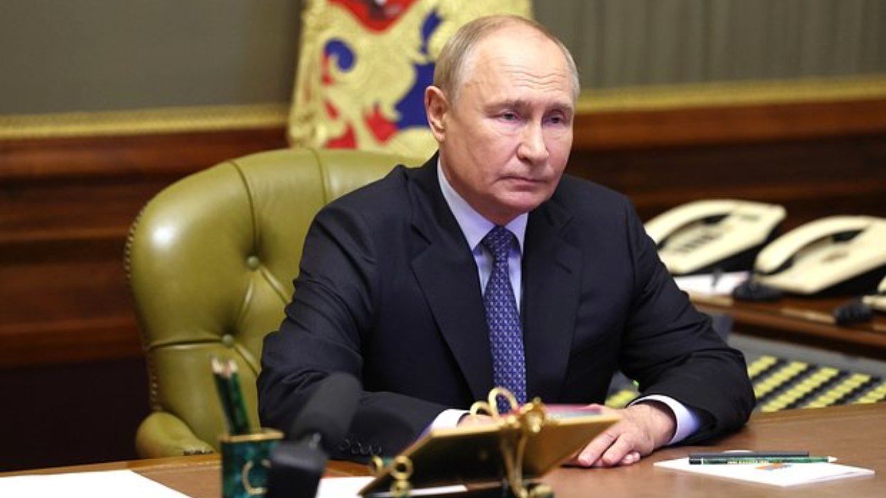 Размер единовременной компенсационной выплаты специалистам по земским программам будет увеличен до двух млн рублей с 2027 года соответствующее поручение дал президент России Владимир Путин Изменения затронут Белгородскую Брянскую и Курскую области где реализуются меры поддержки привлечения медицинских кадров в сельскую местность передает ТАСС В перечне поручений президента отмечается что главы регионов должны рассмотреть возможность увеличения выплат с учетом особенностей труда в отдельных населенных пунктах Путин также поручил отменить ограничения по возрасту для участия в программах Земский учитель и Земский тренер Поручения даны по итогам совещания Путина с членами правительства В прошлом году Путин поручил продлить программы Земский доктор и Земский учитель