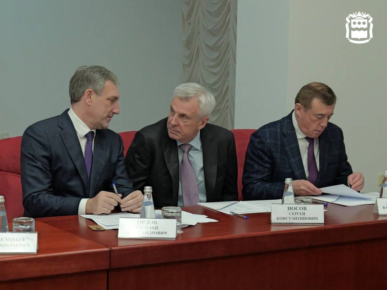 Василий Орлов: «Уверен, что режим международной ТОР откроет большие возможности для реализации богатого инвестиционного потенциала» Работа дальневосточных регионов по привлечению инвестиций в условиях текущей ставки рефинансирования обсуждалась на заседании совета ДФО, прошедшего под руководством Юрия Трутнева «Задачи перед нами, как всегда, стоят непростые. Будем в том числе обсуждать работу регионов по привлечению инвестиций, которая сегодня требует усилий. Ставка рефинансирования довольно серьёзно тормозит инвестиционные процессы. Но в любом случае другого пути у нас нет: привлечение инвестиций в регионы и создаёт условия для роста», – открыл обсуждение Юрий Трутнев. Как напомнил вице-премьер, в настоящее время на Дальнем Востоке с применением мер господдержки реализуется свыше 2 900 инвестиционных проектов с общим объёмом инвестиций более 10 трлн рублей. Благодаря этому в экономику ДВ уже вложено 5,1 трлн рублей частных инвестиций. К 2030 году этот показатель должен составить 12 трлн рублей. Такую задачу поставил Президент. Вице-премьер акцентировал внимание глав дальневосточных регионов на том, что результаты работы по привлечению инвестиций отличаются от региона к региону. По ряду регионов уровень значительно превосходит среднероссийский - 107,4%. У Приамурья – 119%. Однако, наблюдается и замедление темпов в некоторых регионах. Всего в экономику ДВ за 10 лет вложено 20 трлн рублей. По итогам 2024 года совокупный объем инвестиций в ДФО составил 3,9 трлн рублей, что составляет 10 % от общего объема инвестиций в стране. Рост этого показателя на Дальнем Востоке по сравнению с прошлым годом составил порядка 6%.