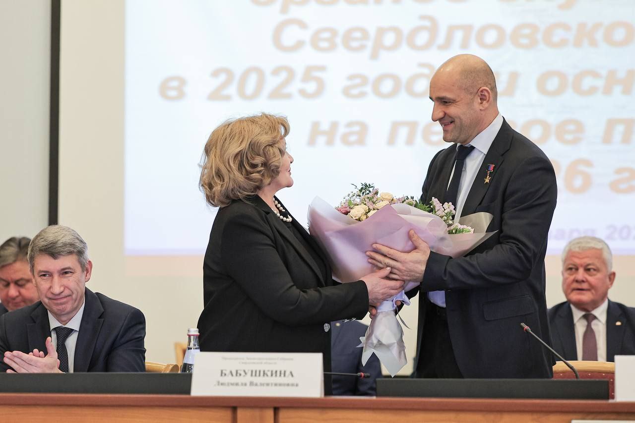 На расширенном заседании Коллегии ГУ МВД России по Свердловской области полпред в УрФО Артём Жога поздравил с юбилеем председателя Законодательного Собрания Свердловской области Людмилу Бабушкину Подпишись на УрФО ИНФО