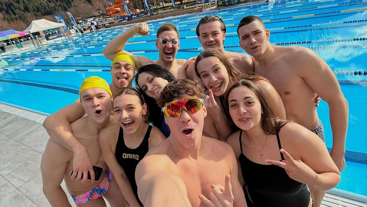 Команда из Мурманской области завоевала 24 медали чемпионата Европы по зимнему плаванию Заполярные спортсмены завоевали 13 золотых шесть серебряных и пять бронзовых наград на международных соревнованиях в итальянском Мольвено Как сообщили в Федерации зимнего плавания Мурманской области в турнире приняли участие 560 спортсменов из 32 европейских государств Северяне продемонстрировали высочайший уровень подготовки установив шесть мировых рекордов и восемь рекордов европейского уровня Фото Федерация зимнего плавания Мурманской области Все самые важные новости Telegram MAX