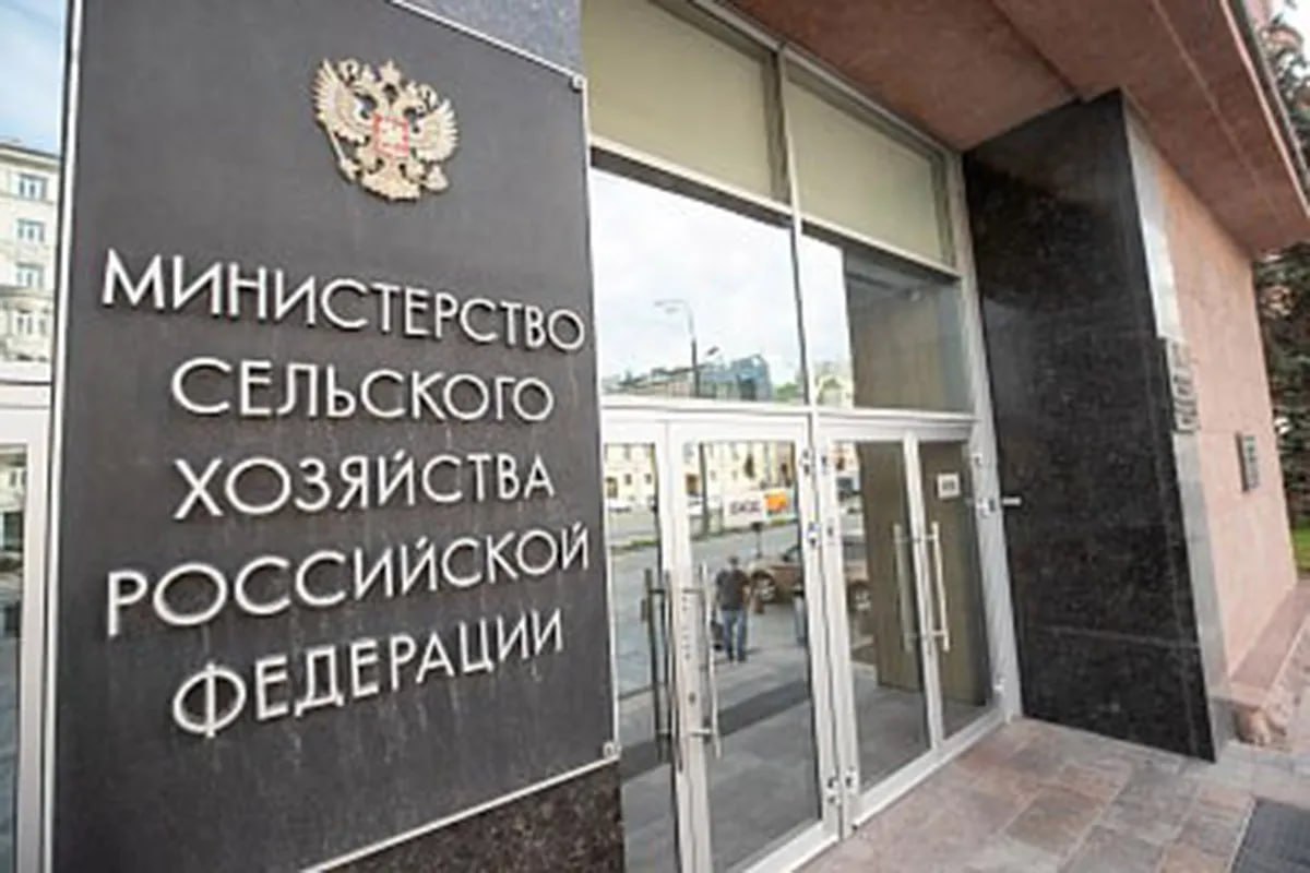Минсельхоз России актуализировал правила учета плодородия сельхозземель Что изменилось отвечает эксперт ЦОК АПК 27 августа ЗЕРНО он лайн С 3 августа 2025 года вступили в силу поправки в Порядок государственного учета показателей состояния плодородия земель сельскохозяйственного назначения утвержденный приказом Минсельхоза России от 4 мая 2010 г 150 О новшествах принятого правового акта рассказал начальник отдела обеспечения исследования почв ФГБУ ЦОК АПК кандидат сельскохозяйственных наук член научно технического совета Минсельхоза России и технический эксперт Росаккредитации Василий Луговкин Во первых в новой редакции приказа полностью пересмотрены показатели и подход к их группировке Показатели теперь распределены по типам обследований почвенные название почвы мощность почвенных горизонтов кислотность гранулометрический состав эрозия засоленность каменистость залесенность агрохимические органика макроэлементы Р К Ca Mg S кислотность засоленность с акцентом на токсичные соли эколого токсикологические тяжелые металлы Pb Cd Hg As радиация Cs 137 Sr 90 геоботанические плотность и видовой состав растительности фитосанитарные болезни вредители сорняки количество на кв м Во вторых цифровизирована отчетность данные ежеквартально до 10 го рабочего дня после квартала подаются в Единую федеральную госсистему о землях сельскохозяйственного назначения и землях используемых или предоставленных для ведения сельского хозяйства в составе земель иных категорий ЕФИС ЗСН бумажные носители теперь используются только в качестве дополнения отменена глава 3 о хранении бумажных первичных данных теперь информация хранится в цифровом реестре В третьих введена ответственность контроль за планами обследований остаётся за департаментом растениеводства Минсельхоза