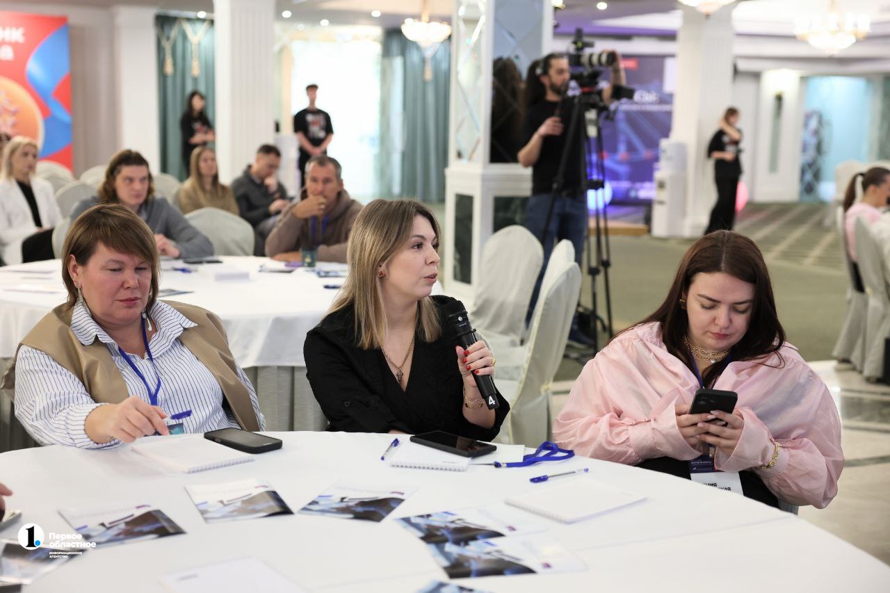 Забываем про дешевые товары приходим к осознанному потреблению Такое заявление на форуме Маркетплейсы ДНК будущего 2026 сделала челябинский продавец одежды на онлайн площадках Елена Никонорова Селлеры сталкиваются с ростом тарифов на услуги платформ повышением налогов и изменениями в правилах ввоза товаров Тем не менее маркетплейсы остаются для многих главным каналом продаж Для самостоятельных продаж нужно раскручивать свой бренд вкладывая не меньше денег в рекламу У таргетированной очень дорогой отклик Клиент на маркетплейсе уже готов к покупке Это выручка здесь и сейчас отмечает женщина Елена Никонорова считает в условиях перемен в экономике товары могут стать дороже их будут меньше покупать Поэтому потребление станет более осознанным Подписаться Прислать новость Подпишись на МАХ