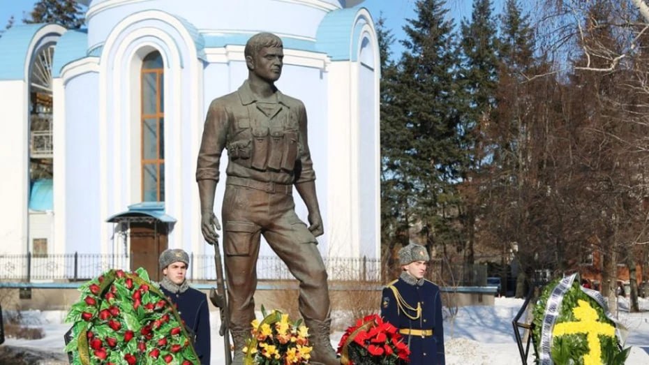 Подготовили план мероприятий в Воронеже ко Дню памяти воинов-интернационалистов  На общегородском уровне запланирована торжественная церемония возложения памятных венков и цветов к памятнику «Воронежцам воинам-интернационалистам» в Мемориальном сквере. Она состоится в пятницу, 14 февраля, в 11:00.  В школах, учреждениях культуры пройдут уроки мужества, конкурсы творческих работ и тематические выставки, патриотические акции.