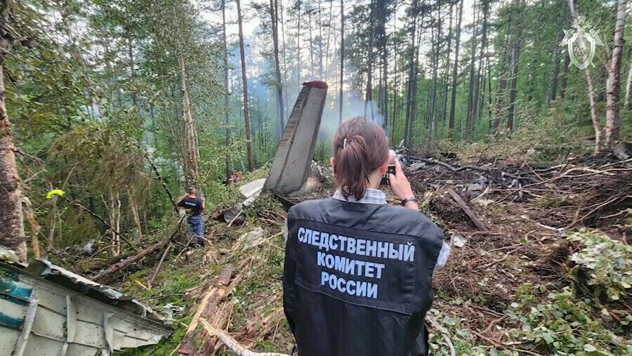 Пилоты разбившегося в Амурской области Ан-24 могли перепутать высоту и лететь на 600 метров ниже необходимого, что и привело к трагедии – такова основная предварительная версия специалистов, сообщает в среду, 13 августа, телеграм-канал SHOT. По информации SHOT, эксперты заметили то, что экипаж во время посадки обращал внимание на давление по системе QNH – над уровнем моря. Тогда как высота по картам захода была по системе QFE – давление, которое зависит от уровня высоты аэродрома. Из-за этого, по предварительным данным, борт летел на 500–600 метров ниже необходимой для захода на посадку высоты. Во время выполнения разворота Ан-24 столкнулся с кронами деревьев и упал, сообщает канал. Ан-24 авиакомпании «Ангара» разбился 24 июля во время захода на посадку в аэропорту города Тында в Амурской области. Официально причину авиакатастрофы пока не называли.