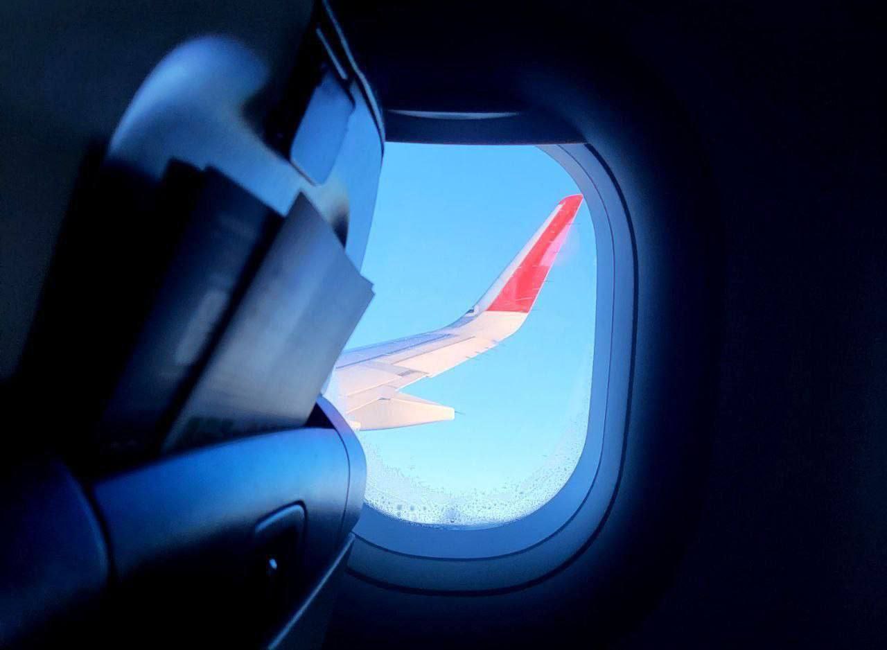 Омичи смогут улететь в Улан Удэ прямым рейсом С 4 апреля возобновляются прямые рейсы из Омска в столицу Республики Бурятия   О старте продаж билетов на апрель и май сообщили в Омском аэропорту Самолеты будут летать по субботам  Вылет из Омска в 00 55 прибытие в аэропорт Улан Удэ в 06 15 местного времени Время в пути составит 3 часа 20 минут  Вылет из Улан Удэ в 07 15 прибытие в Омск в 09 00 местного времени Время в пути составит 3 часа 45 минут Рейсы выполняются по субсидированным тарифам для пассажиров всех категорий стоимость билетов около 8 000