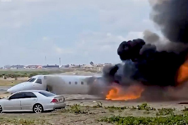 В Демократической Республики Конго самолет с министром на борту выкатился за пределы ВПП и загорелся Самолет с министром промышленности Демократической Республики Конго ДРК Луи Кабамбой на борту выкатился за пределы взлетно посадочной полосы в аэропорту города Колвези и загорелся В результате инцидента никто не пострадал Об этом сообщает ТАСС со ссылкой на информационный портал Actualite По данным интернет издания на борту находили 20 пассажиров в том числе министр который прибыл в регион чтобы проинспектировать ход спасательных работ на кобальтовом руднике где в результате оползня погибли десятки человек Министр и все члены его делегации смогли вовремя покинуть самолет По словам советника по коммуникациям министерства Айзека Ньембо никто не пострадал хотя весь багаж остался на борту aviaru net n289869