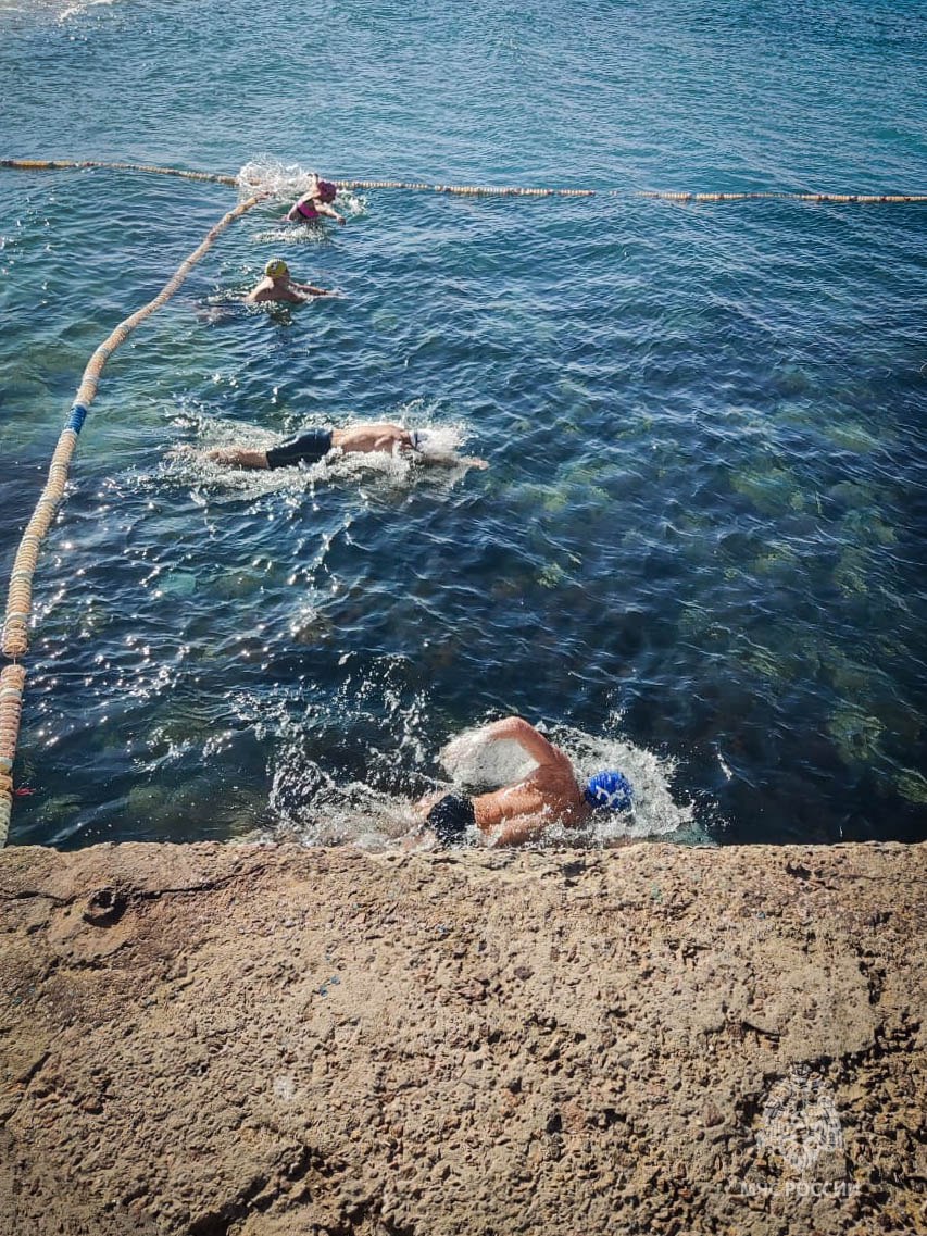 Любители купаться в холодной воде соревновались в Севастополе    Федерация зимнего плавания города-героя открыла традиционный сезон купания на пляже парка Победы, сообщает пресс-служба МЧС Севастополя.  «Более двухсот спортсменов соревновались на дистанциях 50, 100, 200 и 1 000 метров. Сотрудники чрезвычайного ведомства обеспечили безопасность мероприятия и провели инструктаж с участниками. Происшествий не допущено», — говорится в сообщении.    Спасатели отмечают, что купаться в холодной воде без должной подготовки, при хронических заболеваниях и плохом самочувствии — категорически запрещено.