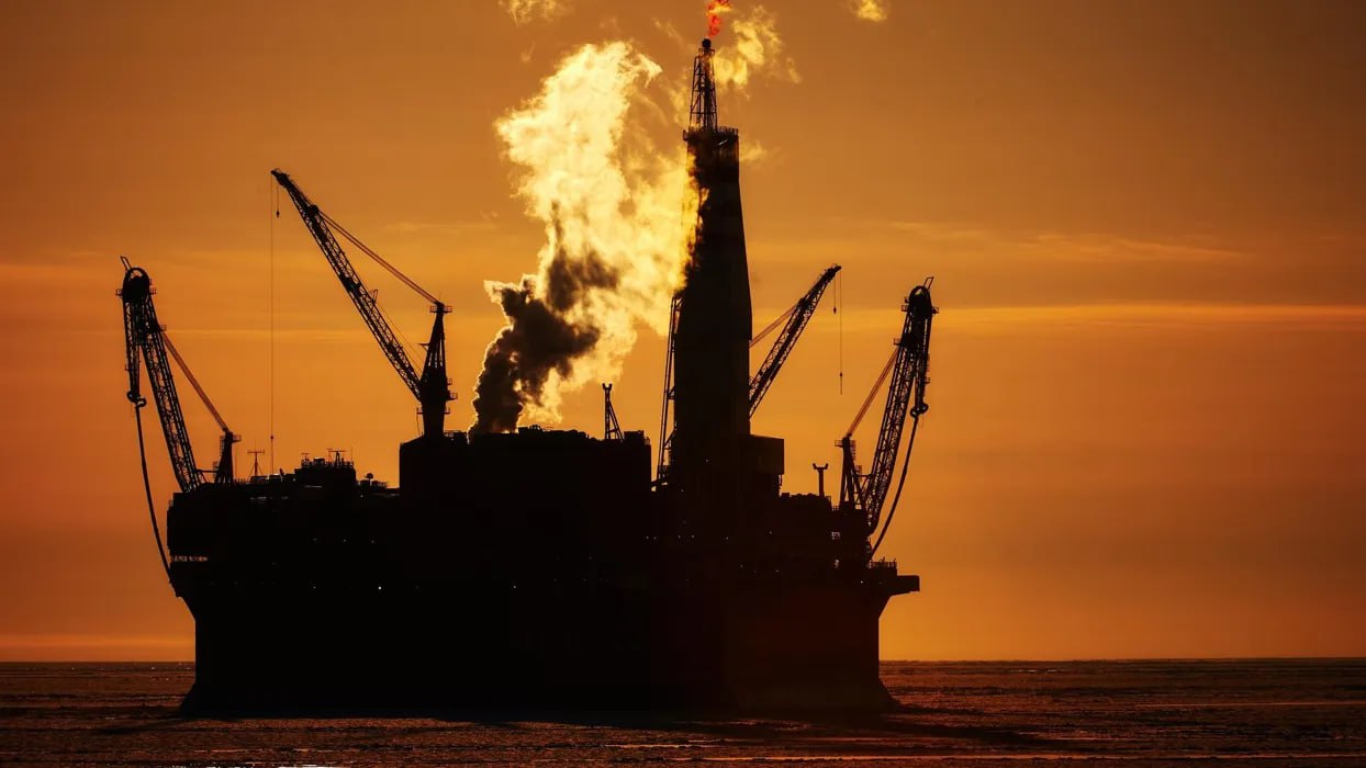 Венгрия предложит ЕС не отказываться от нефти и газа из РФ из-за войны Израиля с Ираном Венгрия 16 июня на министерской встрече Евросоюза в Люксембурге официально предложит Еврокомиссии снять с повестки дня план запрета на поставки энергоносителей из России и вместо этого проанализировать последствия военных действий между Израилем и Ираном для энергетической ситуации в мире. Об этом сообщил премьер-министр Венгрии Виктор Орбан. "Война на Ближнем Востоке создала совершенно новую ситуацию, и мы не хотим расплачиваться за очередную глупость Брюсселя. Именно поэтому Венгрия завтра официально выступит с инициативой, чтобы Брюссель снял с повестки дня предложение о полном отказе от поставок российских энергоносителей и в связи с новой ситуацией немедленно подготовил исследование о последствиях войны на Ближнем Востоке и европейских способах предотвращения угрозы", - написал Орбан в Facebook запрещен в России, принадлежит корпорации Meta, признанной в РФ экстремистской .