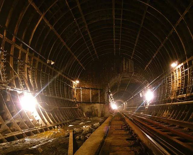 В Екатеринбурге расконсервируют станцию метро «Бажовская» ради строительства новой линии метро из центра на Юго-Запад  Городские власти вновь всерьез обсуждают строительство второй ветки. Считается, что новая линия метро пройдет от Академического района до «Бажовской».  Недостроенная станция «Бажовская» находиться под землёй на перекрестке Большакова — 8 Марта. Станцию-призрак начали строить ещё в 1992 году, но так и не запустили.   Новости Екб тут