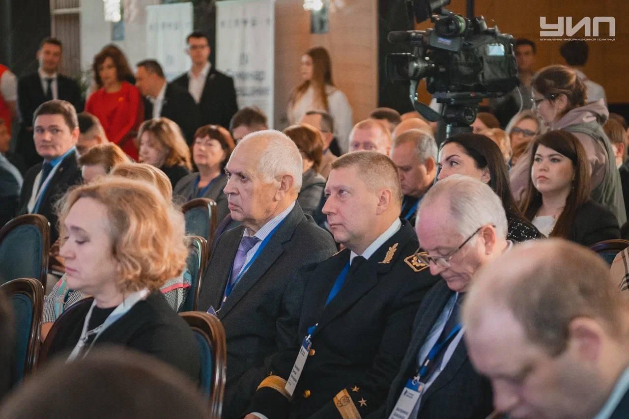 Денис Аширов принял участие в в IV семинаре совещании с руководителями образовательных и научных организаций Статс секретарь заместитель руководителя Федерального агентства по делам молодёжи принял участие в семинаре совещании с руководителями образовательных и научных организация Донецкой Народной Республики Луганской Народной Республики Херсонской и Запорожской областей На семинаре говорили о возможностях для образовательных и научных учреждений о мерах поддержки инициатив и проектов студентов студентов о конкурсе грантов СНО как площадке для реализации научных идей студентов