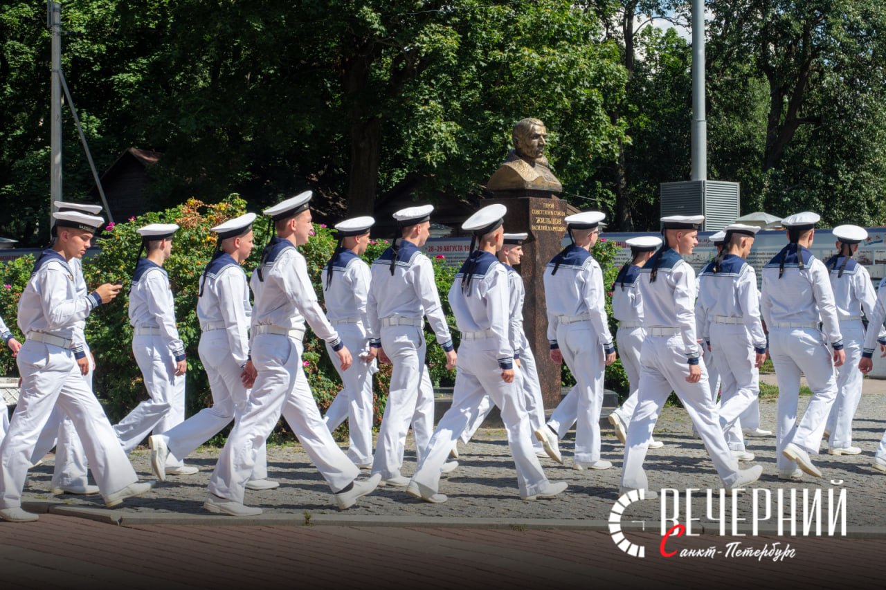 В Кронштадте пройдёт военно-морской салон «Флот-2026»  Международный военно-морской салон «Флот-2026» состоится в июне следующего года. Местом проведения выбран Кронштадт. Организаторами события выступят Минпромторг и Минобороны России.  Также летом 2026-го в Подмосковье запланирован Международный авиационно-космический салон  МАКС .  Фото: Олег Золото, Роман Пименов Вечерний Санкт-Петербург