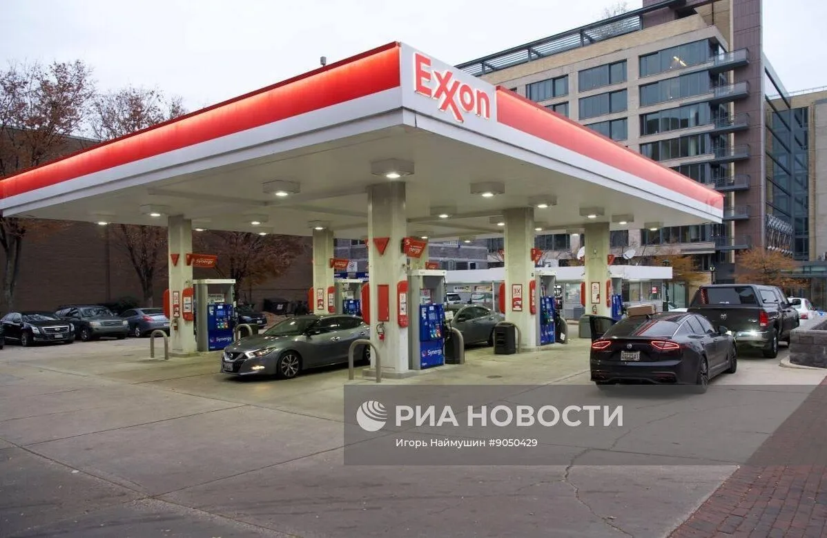 Средняя стоимость бензина в США продолжила рост и обновила максимум с начала апреля составив 4 229 за галлон 83 4 рубля за литр сообщает Американская автомобильная ассоциация За сутки топливо подорожало на 5 3 цента за неделю более чем на 20 центов В начале месяца галлон 3 8 литра стоил около 3 98
