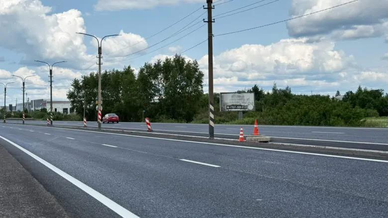 В 2025 году на подъезде к Череповцу ремонтируют пять участков региональных трасс В этом году в Череповце и его окрестностях одновременно обновляются пять участков региональных трасс. Один из ключевых объектов — дорога на выезде из города со стороны Тоншалово. Как сообщил мэр Череповца Роман Маслов, работы идут на участке протяженностью 4,7 км — от трассы Вологда – Новая Ладога до кольца, где сейчас переносят въездную стелу. Этот участок является одним из главных въездов в город, поэтому его приводят в соответствие с современными стандартами. Губернатор Георгий Филимонов подчеркнул, что задача не просто отремонтировать дороги, а создать современную и безопасную инфраструктуру. Параллельно ведутся работы и на других участках, что должно снизить нагрузку на основные магистрали и уменьшить пробки. Правительство Вологодской области