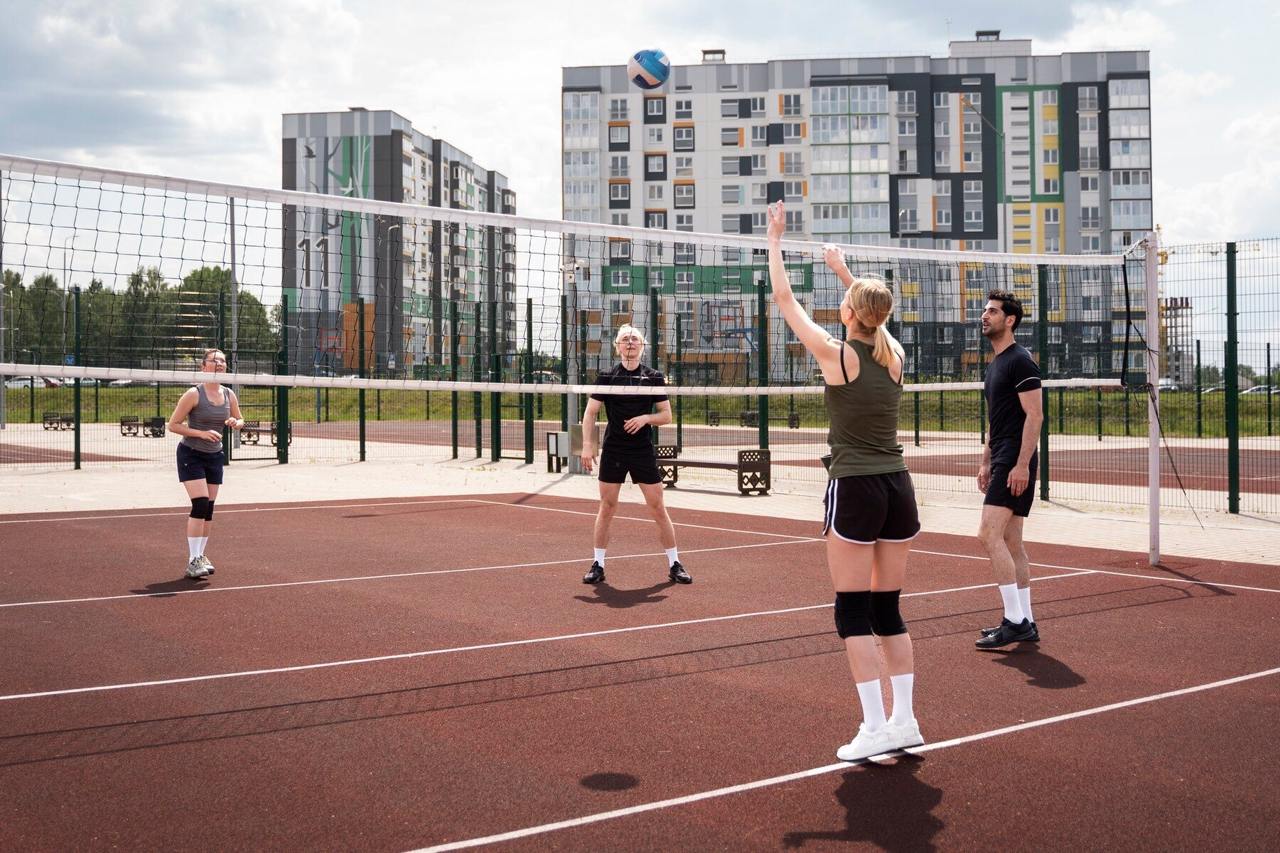 Спортивный кластер предложили построить на Суздальских озерах в Петербурге Компания «Оптима» предложила изменить правила землепользования и застройки ПЗЗ земельного участка у Верхнего Суздальского озера в Санкт-Петербурге для строительства спортивного кластера. Соответствующая просьба поступила от инвестора в рамках обсуждения проекта новых правил землепользования и застройки. Речь идет об участке площадью 71 698 кв. м на Выборгском шоссе, 6А, который принадлежит компании. Сейчас на Выборгском шоссе уже работает часть объектов – фитнес-клуб и центр акробатики и гимнастики. В планах дополнить кластер стрелковым комплексом, теннисным клубом и ледовой ареной. На территории также хотят возвести медицинскую клинику и общежитие для спортсменов и тренеров. : Freepik Подпишитесь на «Ведомости Северо-Запад»