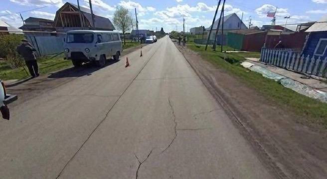 63-летний водитель скорой помощи сбил 7-летнюю девочку на электросамокате. Происшествие случилось в городе Тюкалинск Омской области, недалеко от дома № 77 на улице Калинина, рассказали в полиции. Во время аварии в салоне УАЗа не было пассажиров и медиков. Ребенка пришлось доставить в больницу. Фото: Омская полиция
